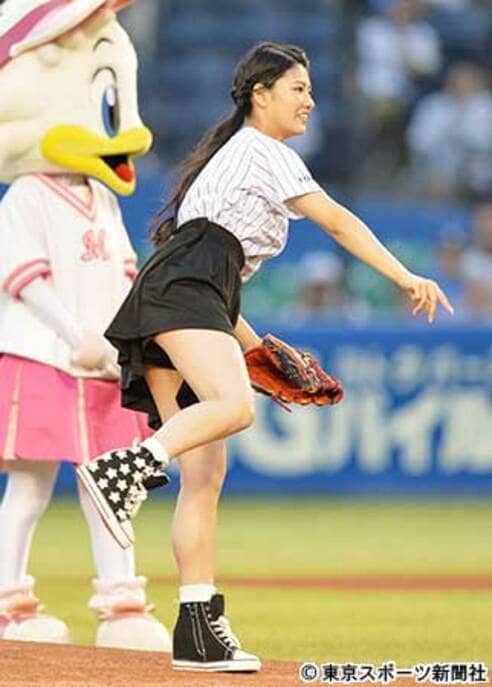 倉持明日香が始球式で生美脚披露 ノーバンならず | 東スポWEB