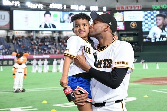 息子にキスをするライデル・マルティネス