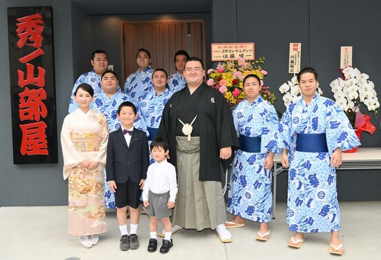 部屋開きを行った秀ノ山親方（前列右から３人目）