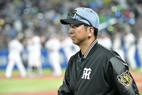 試合に敗れ引き揚げる阪神・藤川監督