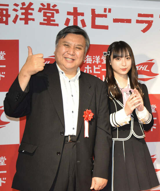  海洋堂の宮脇センム（左）と梅山恋和