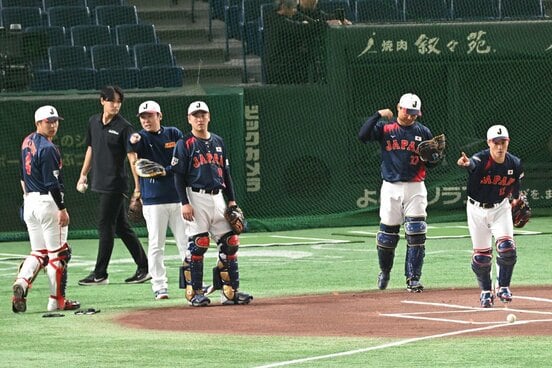 試合前に練習する阪神・坂本（右）ら侍捕手陣