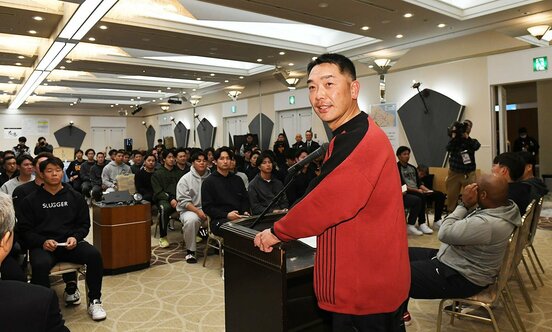キャンプインを翌日に控え、全体ミーティングも行った巨人・阿部監督