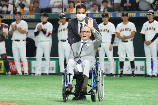 歓声に応えるミスター