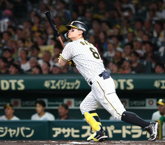 ６回、ひと振りで甲子園に熱狂の渦を呼んだ阪神・佐藤輝明