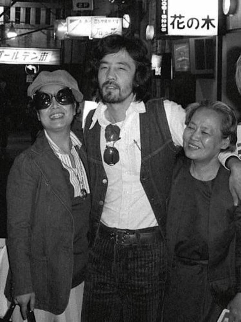  ゴールデン街の路上でご機嫌な（左から）美空ひばりさん、岡林信康、ひばりの母・喜美枝さん
