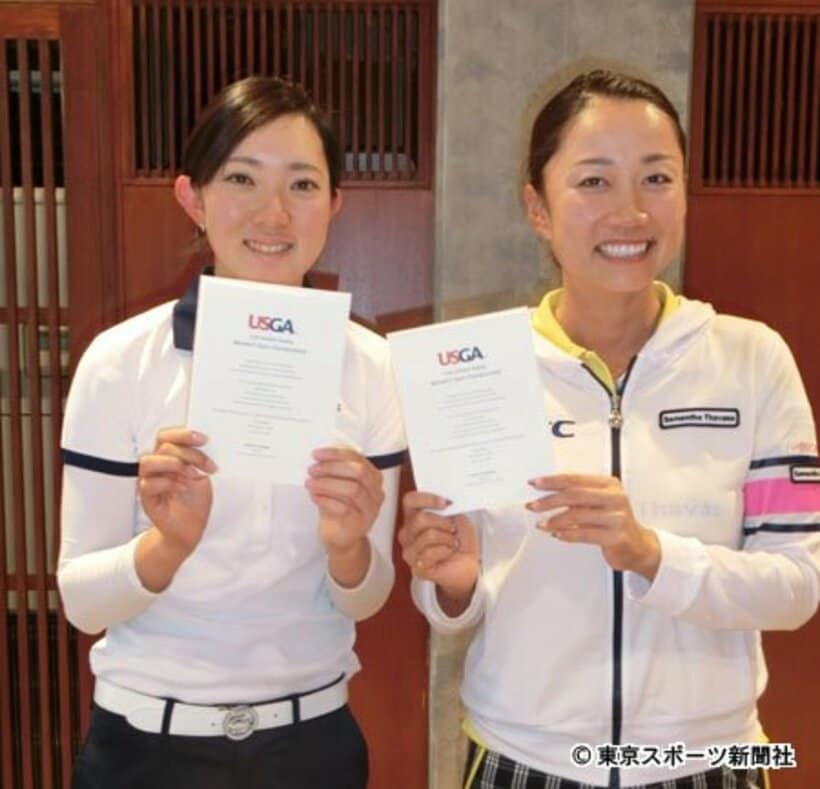 佐藤（左）は高校、大学の先輩にあたる原とともにトップ通過を喜んだ