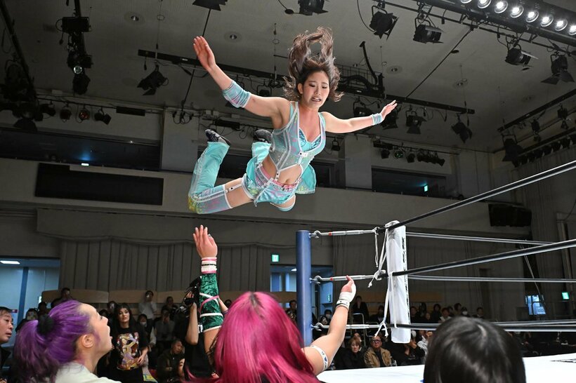 場外の飯田沙耶に華麗なプランチャを放った天咲光由(上)