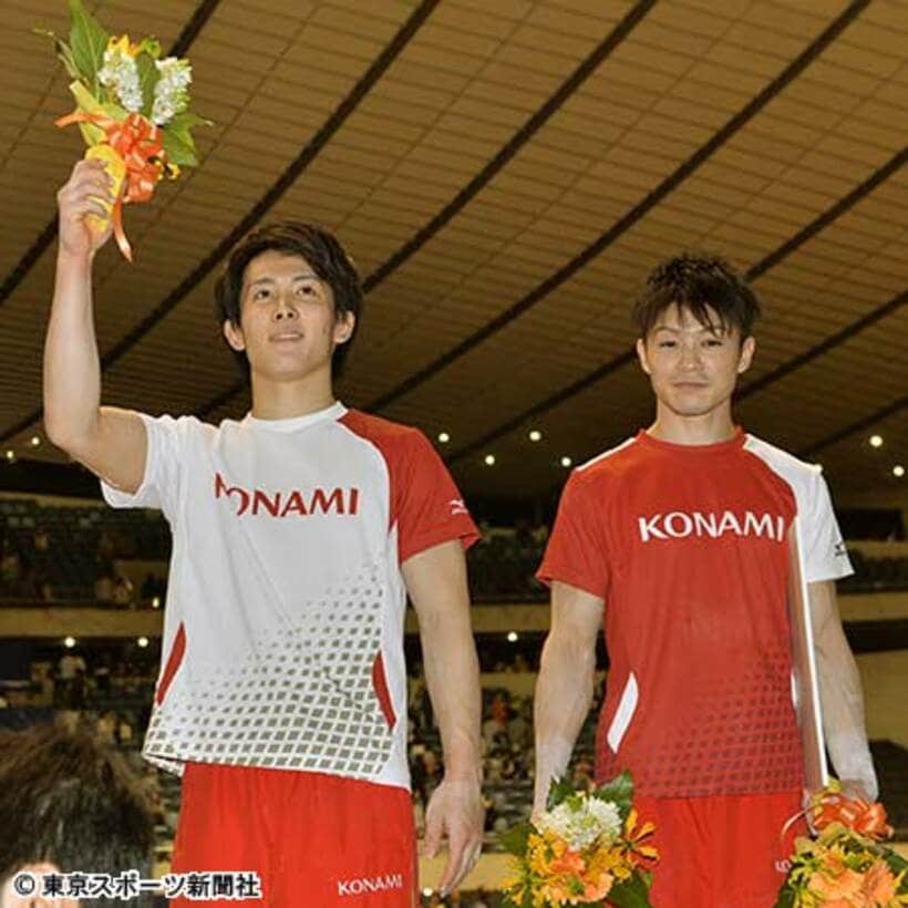 加藤（左）は内村に次ぐ２位で五輪行き決定