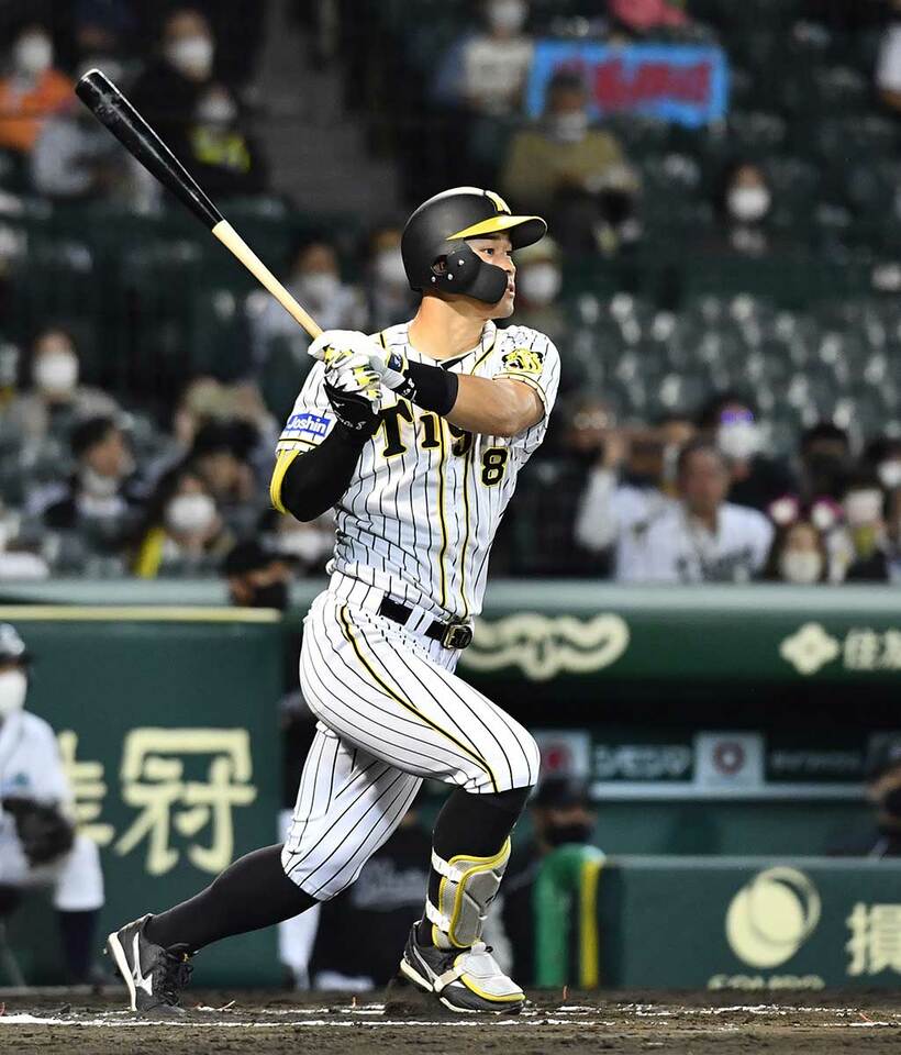  ６回、二塁打を放った佐藤輝