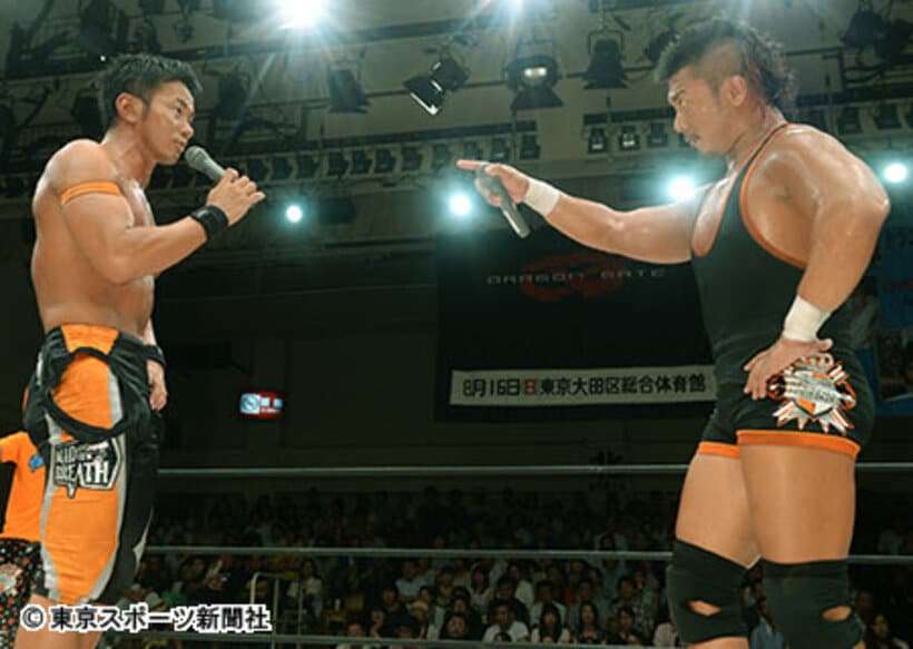 オープン・ザ・ドリームゲート王者の吉野正人（左）に挑戦する鷹木