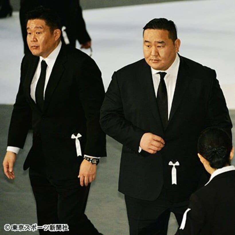 参列した元横綱若乃花の花田虎上（左）と朝青龍