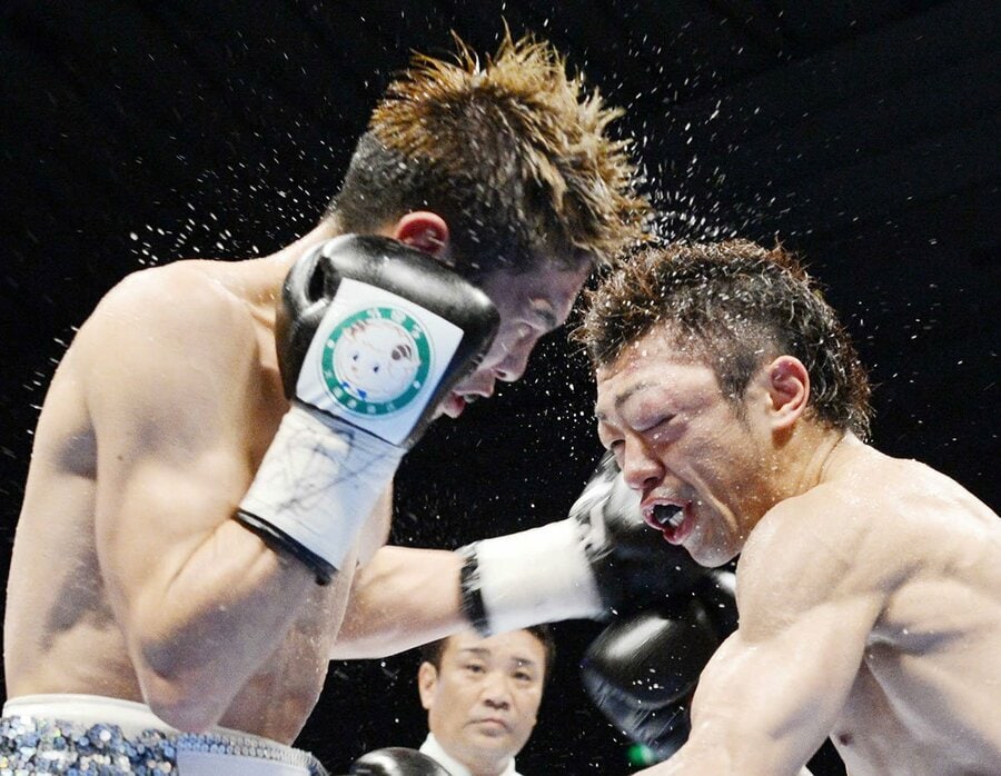 井岡一翔(左)との激戦で顔がはれ上がった八重樫東氏（2012年）