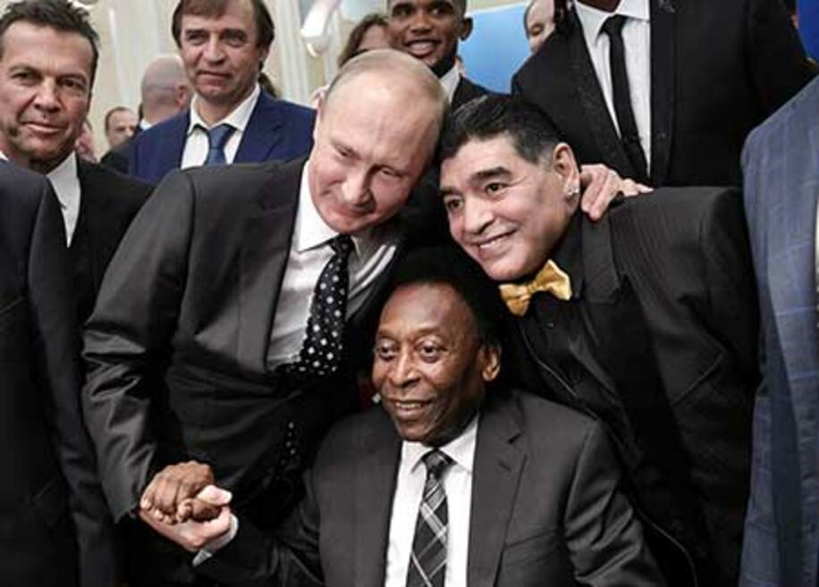  プーチン大統領、ペレ氏、マラドーナ氏の奇跡の３ショットが実現（左から＝ロイター）