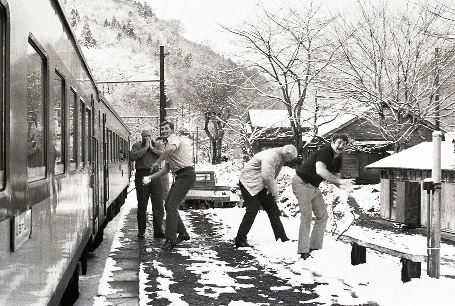  駅のホームで雪合戦を楽しむテリー、マードックら（７１年１２月、奥新川駅、東スポＷｅｂ）
