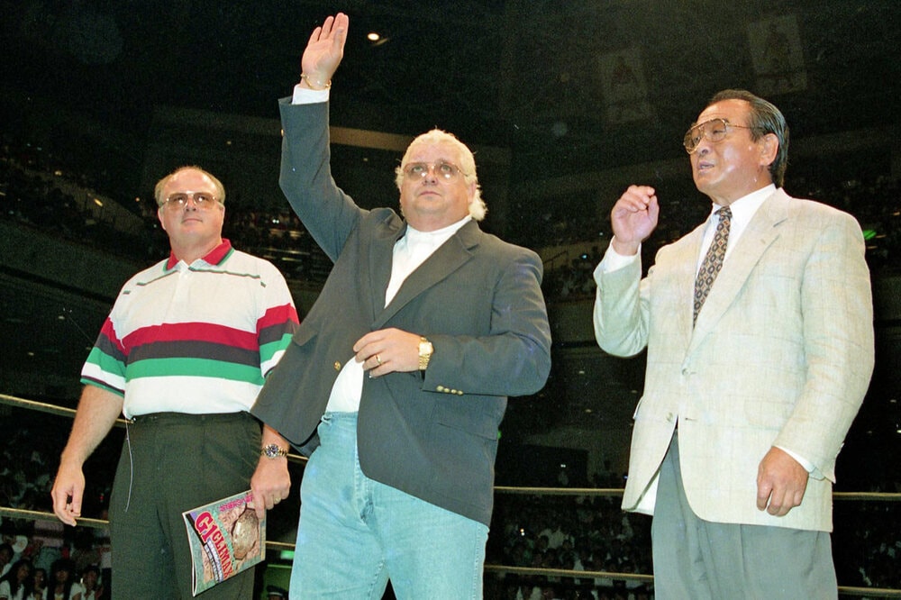(左から)WCW幹部のビル・ワット、ダスティ・ローデス、ヒロ・マツダ(92年8月)