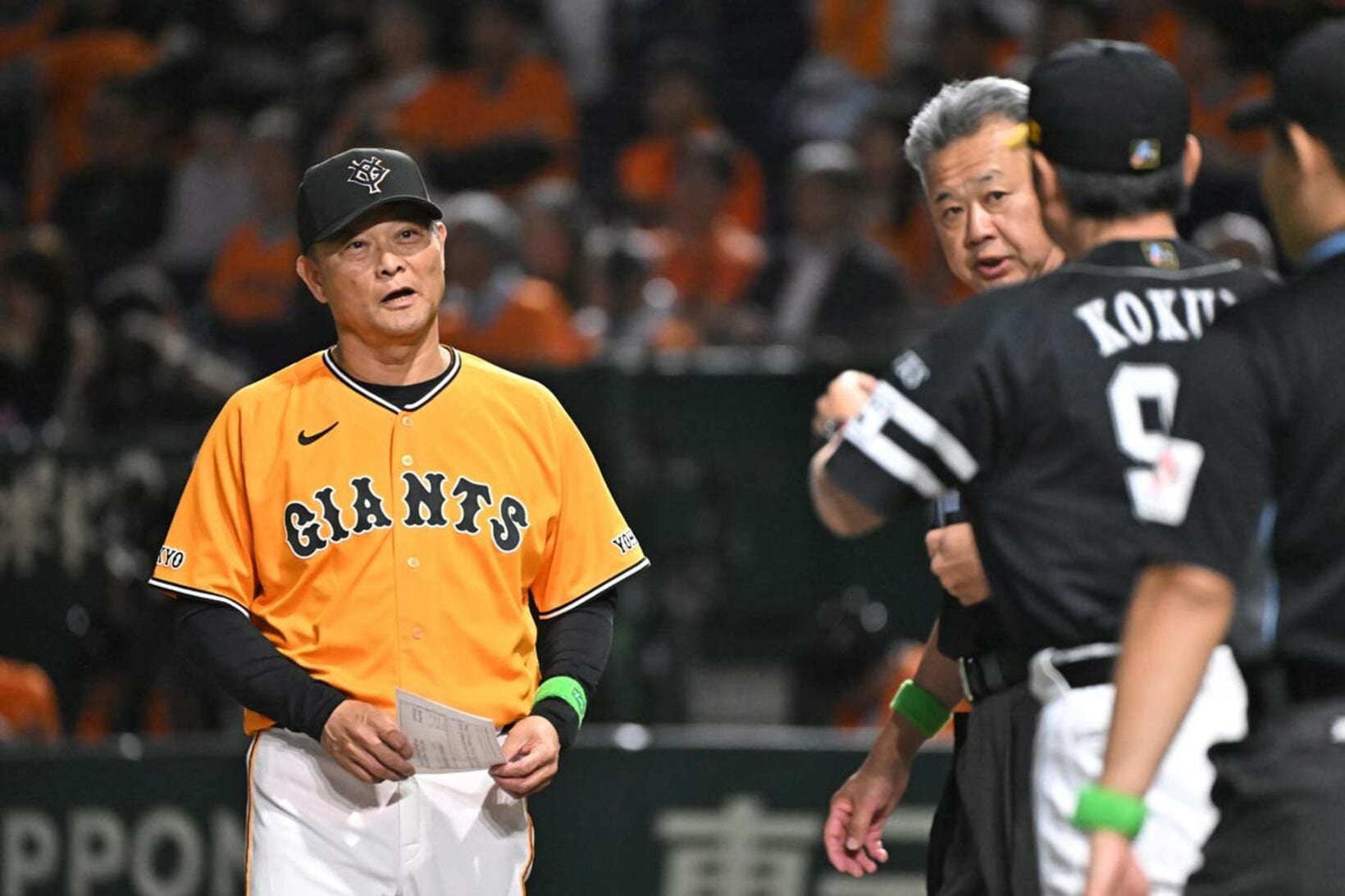 メンバー表を交換する橋上秀樹監督代行