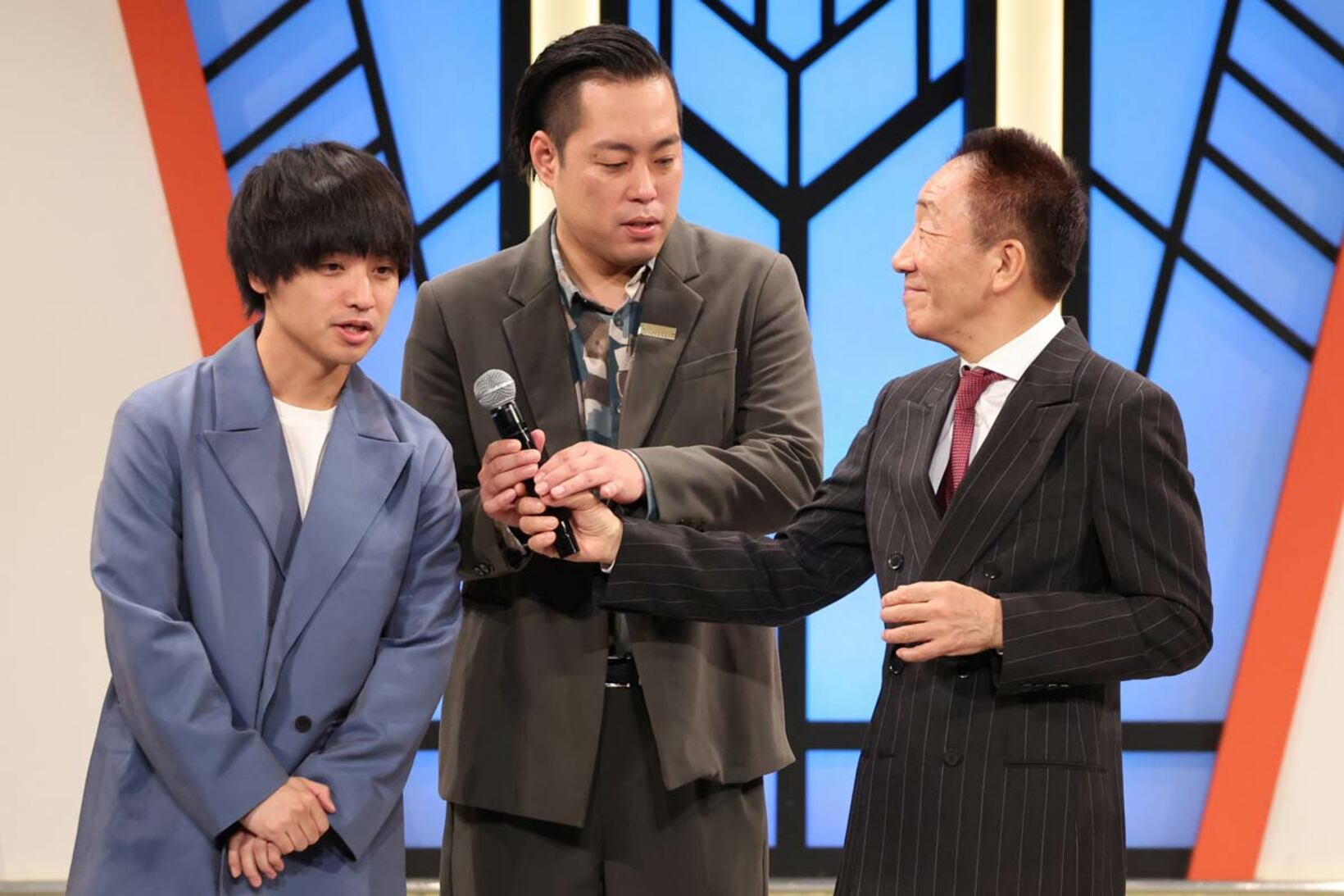 中田カウスにマイクを向けられ直立不動のエバース