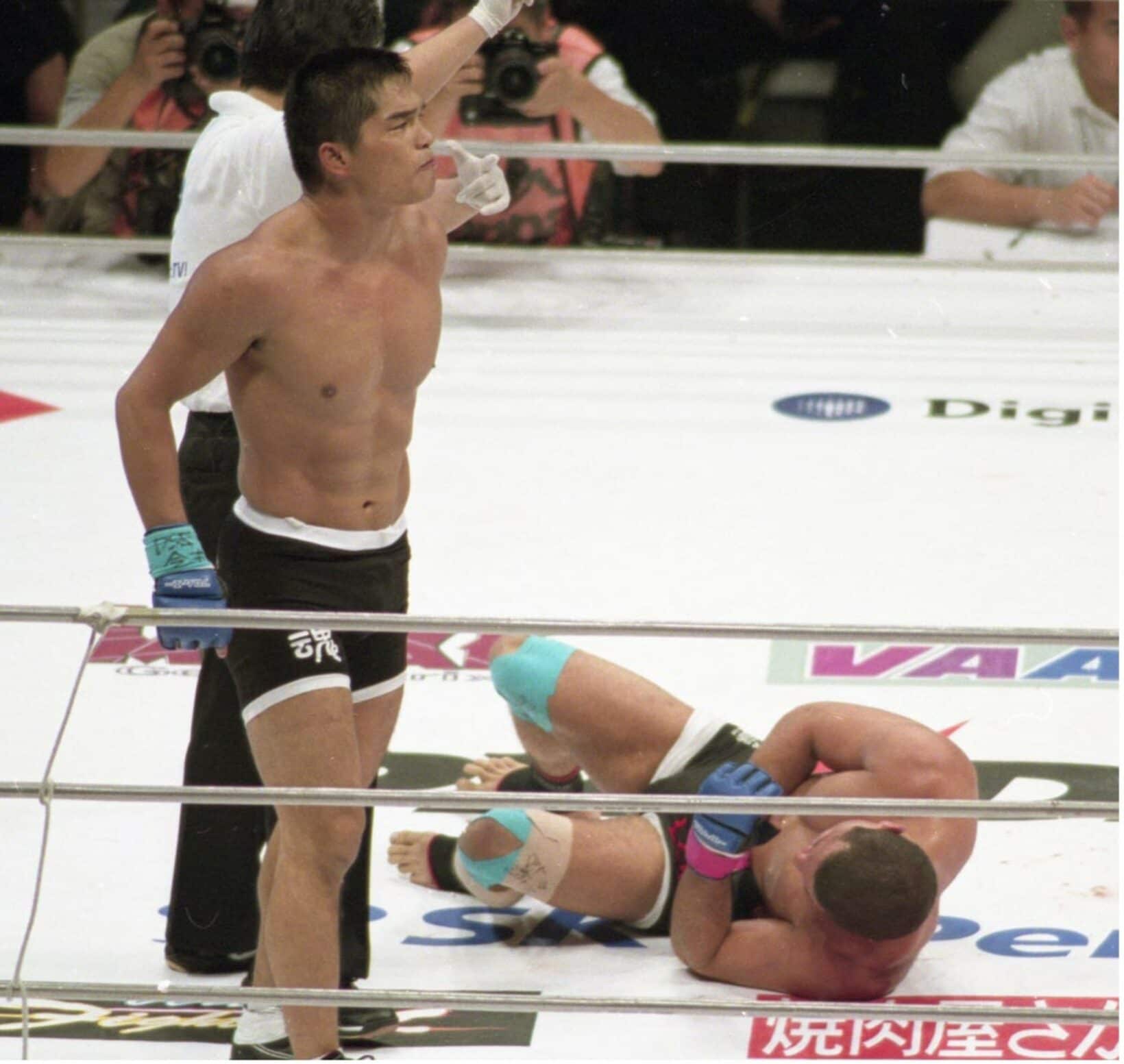 石澤（左）はハイアンを撃破（０１年７月）