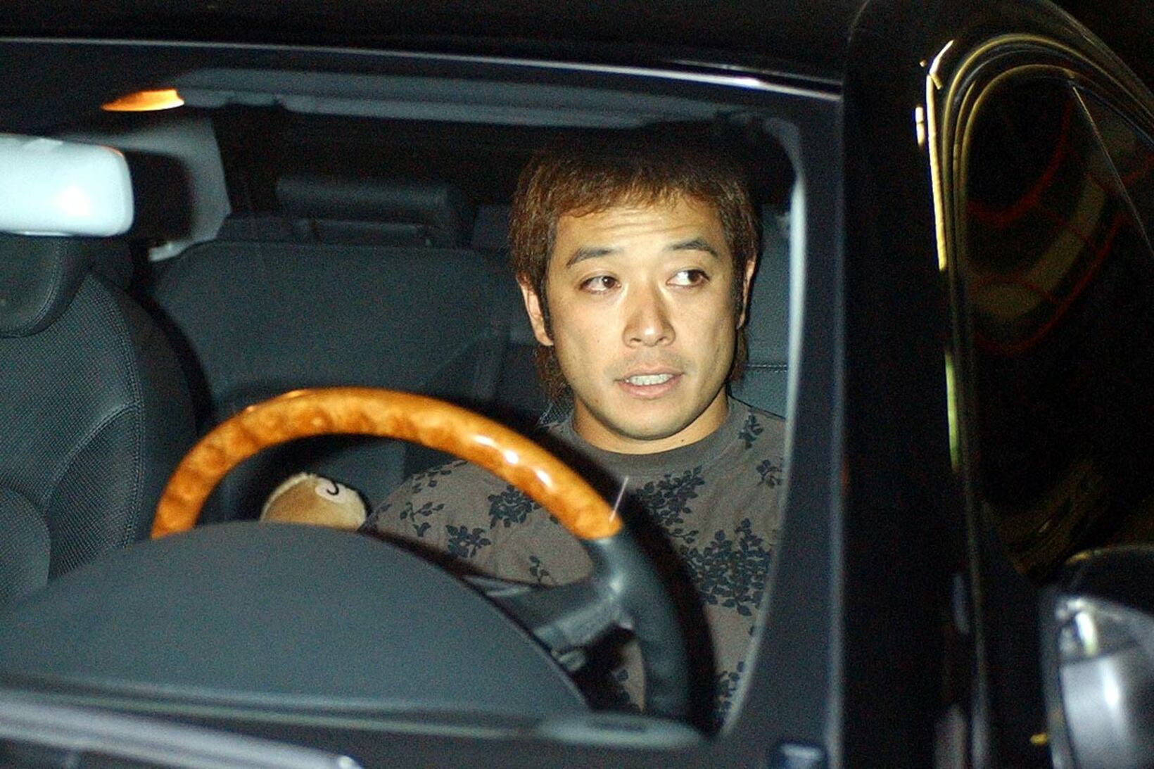 近鉄の選手会長だった礒部公一（２００４年）