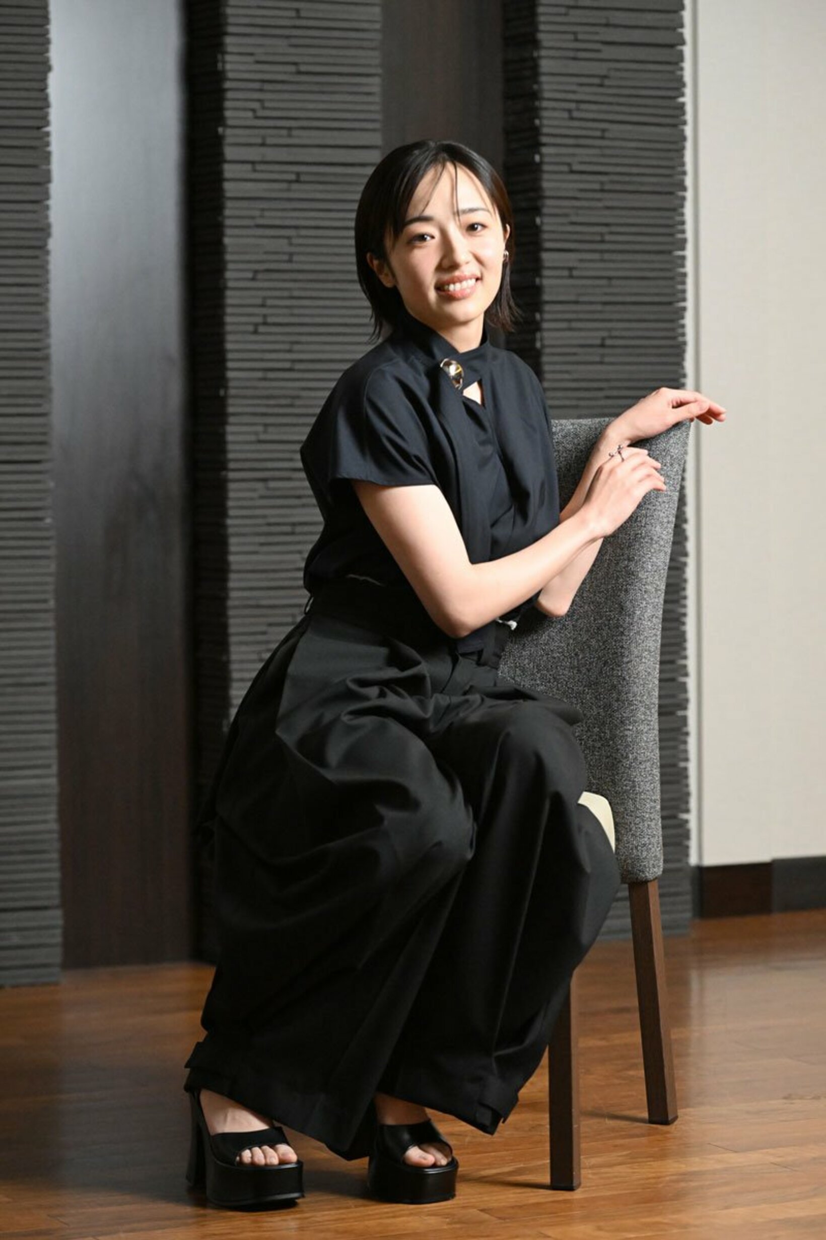 ポーズをとる森田望智