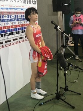 優勝後に、報道陣の取材に応じた藤波（東スポWeb）