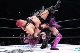 王者・刀羅ナツコ(上)の巨体をジャーマンで投げる中野たむ