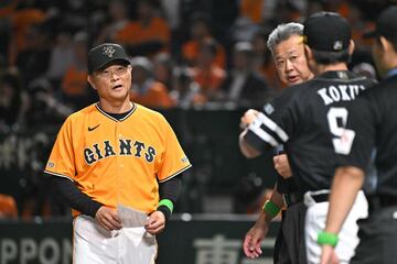 メンバー表を交換する橋上秀樹監督代行
