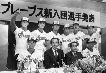  １９８６年のドラフト４位で阪急に入団（後列左から２人目）