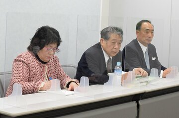  会見する(左から)籠池諄子氏、南出弁護士、籠池泰典氏（東スポWeb）