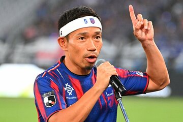 サポーターに挨拶と現役続行の報告をするＤＦ長友佑都