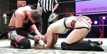  クリス・ブルックス（左）に敗れた赤井沙希