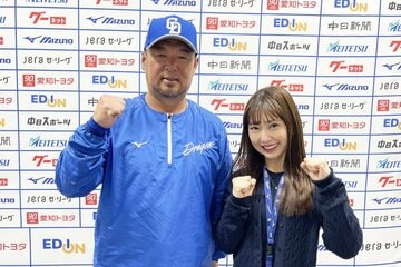 左から松中打撃統括コーチ、熊崎晴香