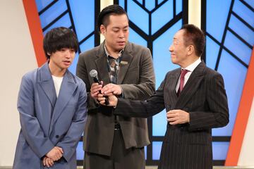 中田カウスにマイクを向けられ直立不動のエバース