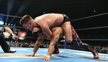  鷹木(下)を執念で締め落としたザック