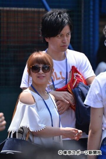 野球観戦に訪れた矢口（左）と梅田氏