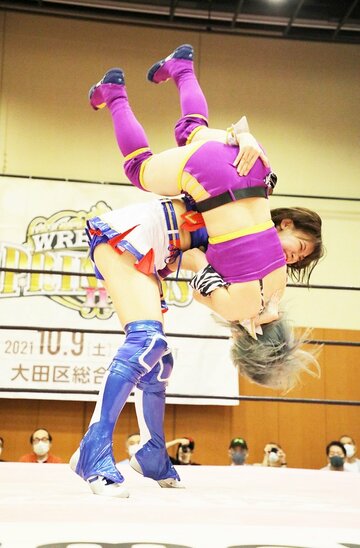  遠藤有栖(手前)をボディースラムで叩きつける荒井優希