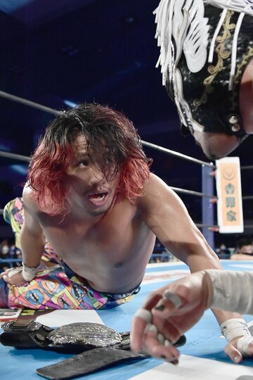  試合後、王者デスペラード(右)とニラみ合うヒロム