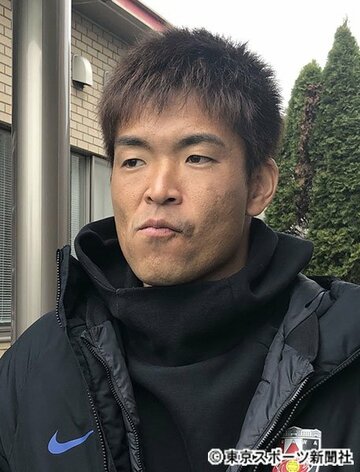  練習後、取材に応じた西川周作