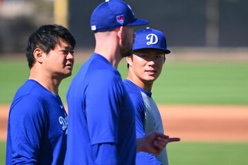 練習場に向かう由伸（右）