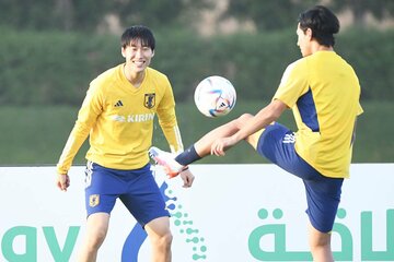 MF南野(右)と練習に臨むMF鎌田