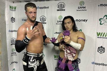 クリス・ブルックス（左）と一騎打ちした正田壮史