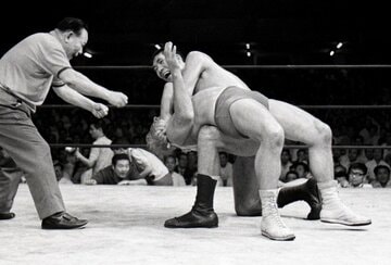  ブラッシーにジャイアントバックブリーカーを決める馬場。文字通りの最終兵器だった（東スポWeb）