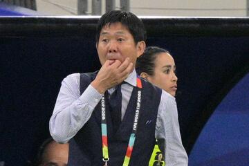 指示を出す森保一監督