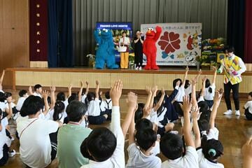 人気キャラの登場で大盛り上がりの子供たち
