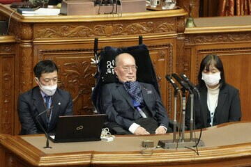 代表質問したれいわ新選組の舩後靖彦参院議員