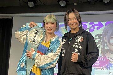 記者会見に出席した遠藤有栖（左）とMIRAI