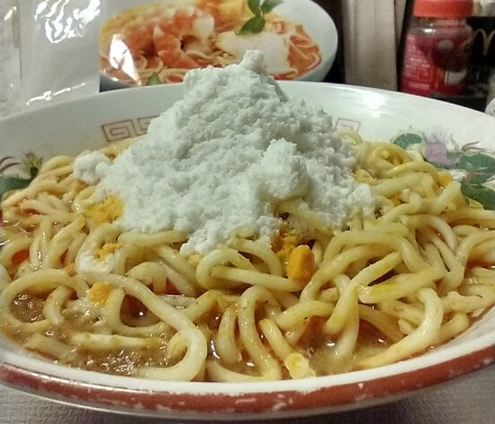 たっぷりココナツパウダーが決め手の「ラクサラーメン」