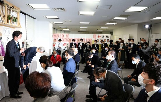  石原伸晃氏（左から２人目）は落選で支持者らに頭を下げた（東スポWeb）
