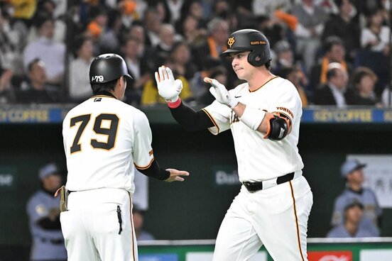 本塁打を放ったダルベック(右)